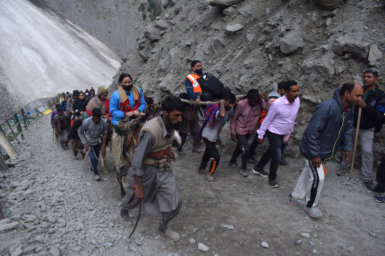 दक्षिण कश्मीर में गुरुवार से शुरू होने वाली अमरनाथ यात्रा के लिए 5,770 तीर्थयात्रियों का दूसरा जत्था जम्मू से घाटी के लिए रवाना हुआ 